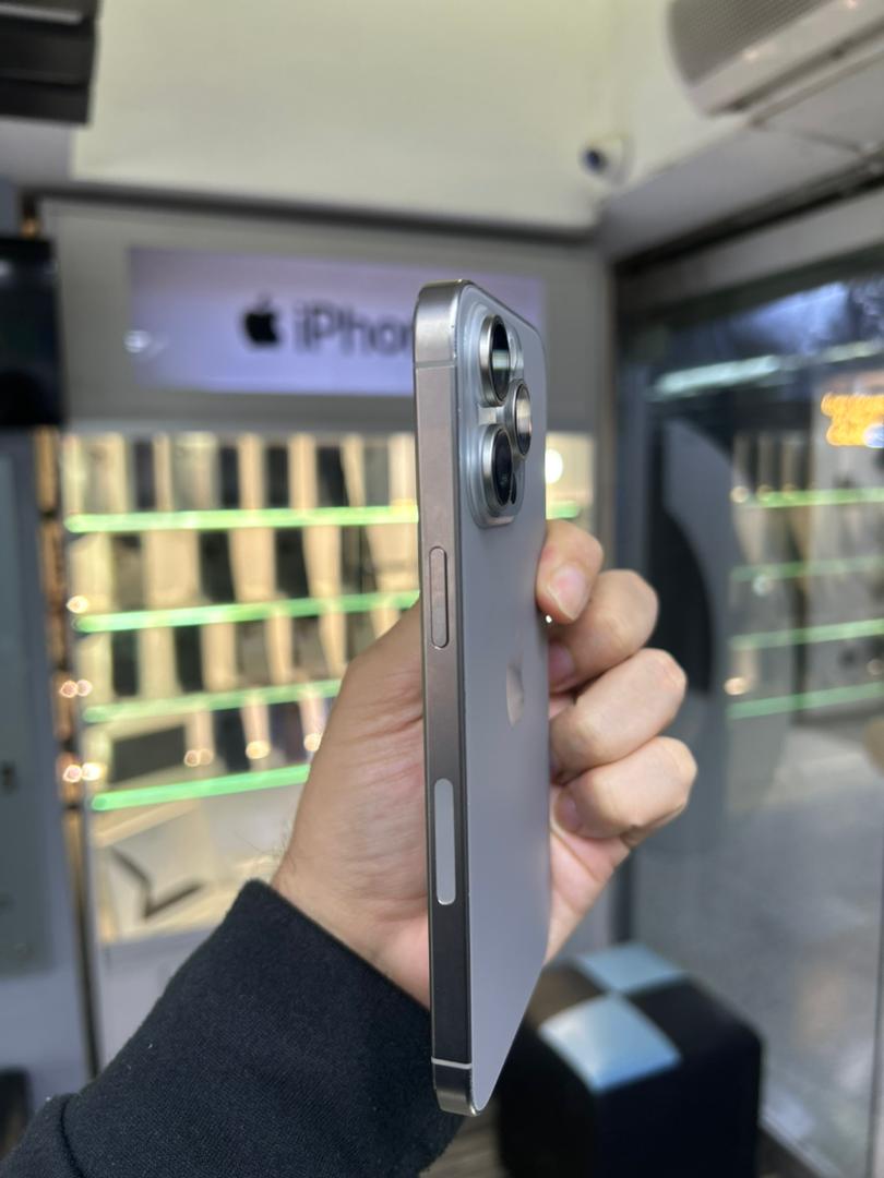 Apple iPhone 15 Pro Max 256 Gb Titanio Natural (e-Sim)  Batería 85% Like New